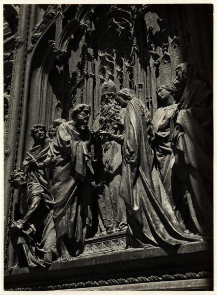 Milano - Duomo. Lodovico Pogliaghi, Sposalizio di Maria Vergine, formella in bronzo del portale centrale, ripresa dal basso (1894-1908).