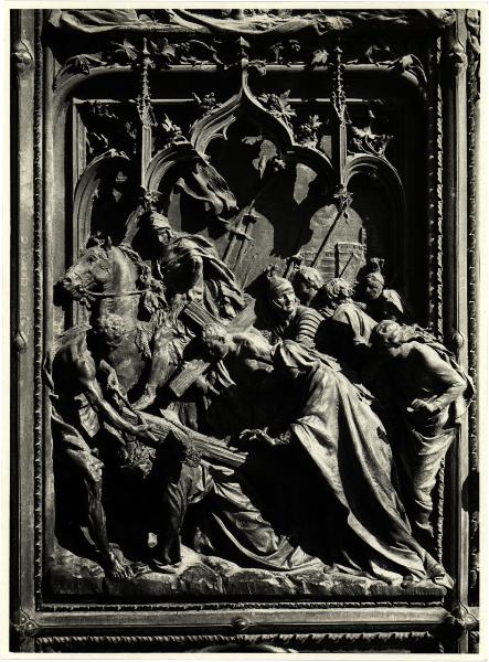 Milano - Duomo. Lodovico Pogliaghi, Salita al Calvario, formella in bronzo del portale centrale (1894-1908).