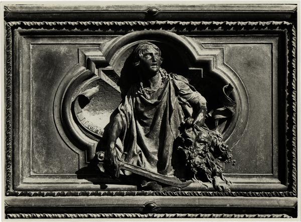 Milano - Duomo. Lodovico Pogliaghi, Giuditta regge la testa di Oloferne, formella in bronzo del portale centrale (?) (1894-1908).