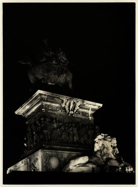 Milano - Piazza del Duomo. Ercole Rosa, monumento a Vittorio Emanuele II (1878 ca.), ripresa laterale dal basso.