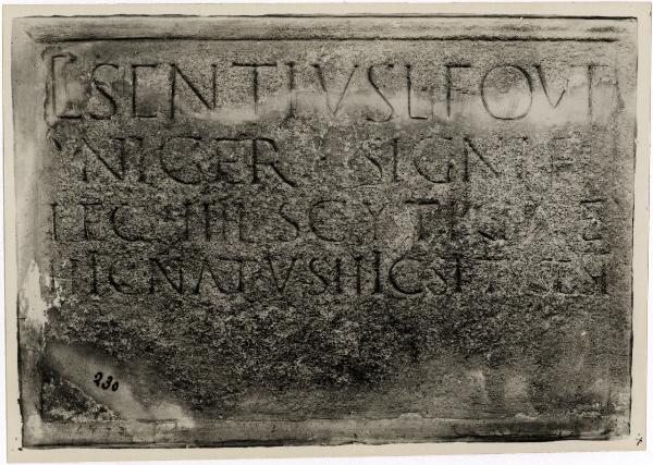 Morazzone - Lapide con epigrafe romana sulla casa arcipretale.