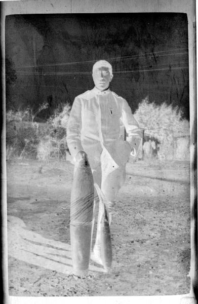 Prima Guerra Mondiale - Veneto (?) - Ritratto maschile - Lamberto Vitali in uniforme in piedi accanto a una bomba inesplosa