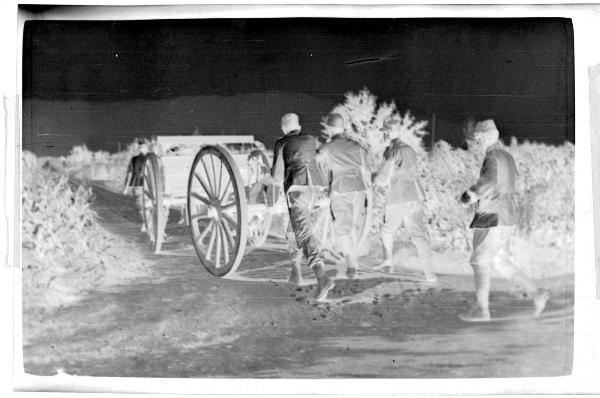 Prima Guerra Mondiale - Veneto (?) - Soldati spingono un carro dell'artiglieria