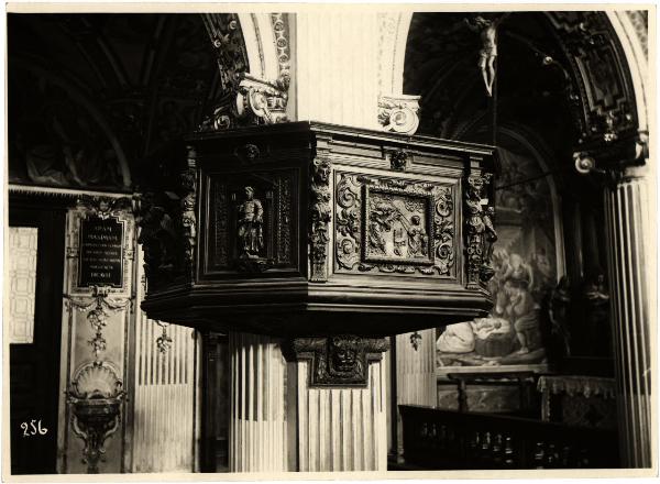 Sacro Monte - Santuario di Santa Maria del Monte. Pulpito in legno intagliato.