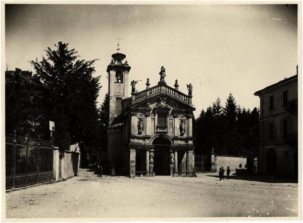 Varese - Chiesa di Santa Maria in Prato. Veduta della facciata e persone nel piazzale antistante.