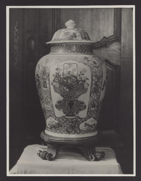 Milano - Proprietà Litta Alemagna. Vaso in ceramica della Dinastia Ming, appartenuto alla famiglia Verdi.