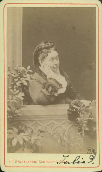 Ritratto femminile - Julie Villengagne affacciata a una finta finestra, con la mano destra al volto