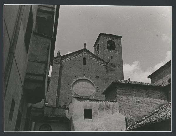 Pavia - Chiesa di S. Martino. Veduta della facciata posteriore e del campanile.