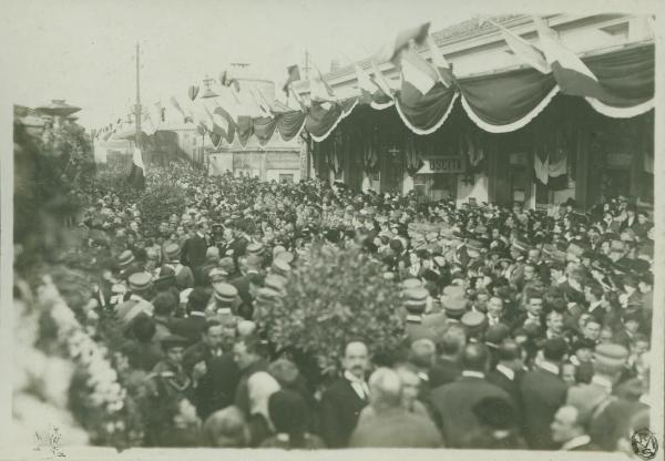 Cerimonia della traslazione della salma del Milite Ignoto - Stazione ferroviaria - Folla in attesa del passaggio del treno con la bara del Milite Ignoto