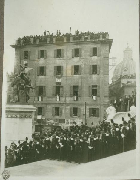 Cerimonia della traslazione della salma del Milite Ignoto - Roma - Piazza Venezia - Parata militare - Carabinieri in attesa del passaggio della salma
