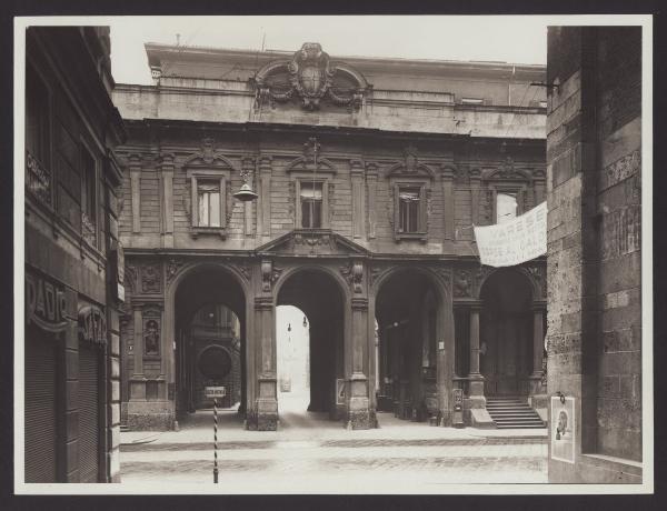 Milano - Palazzo dei Giureconsulti. Veduta del passaggio di S. Margherita verso piazza Mercanti.