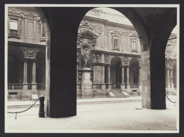 Milano - Palazzo dei Giureconsulti. Veduta attraverso il portico del palazzo della Ragione.