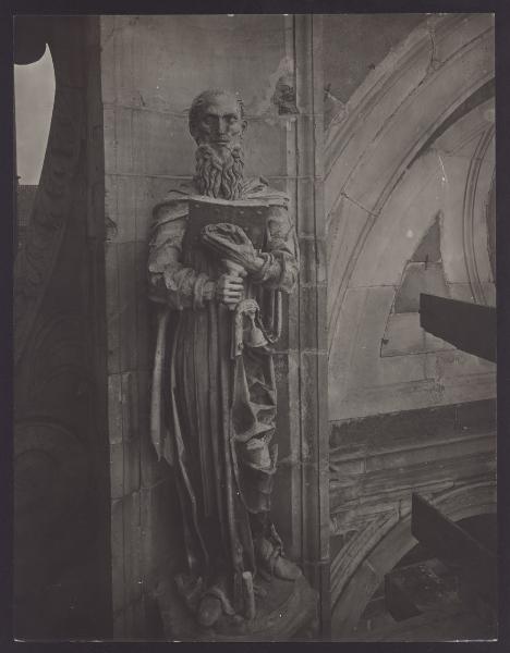 Pavia - Certosa. Esterno, S. Antonio abate, statua in pietra.