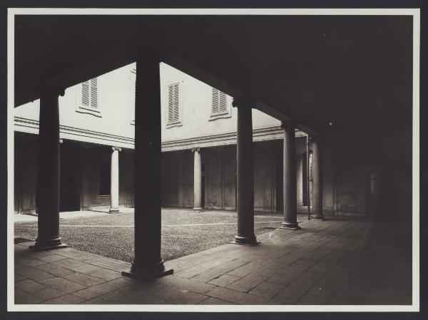 Milano - Palazzo Perego. Veduta della corte prima che il palazzo venisse semidistrutto durante i bombardamenti del 1943 e completamente rifatto.