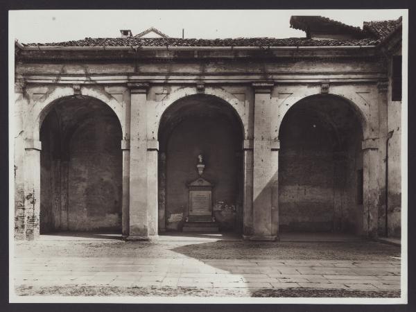 Milano - Certosa di Garegnano. Veduta esterna dell'atrio, particolare del piccolo loggiato.