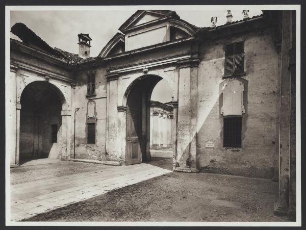 Milano - Certosa di Garegnano. Veduta di scorcio dall'atrio del vestibolo antistante la chiesa.