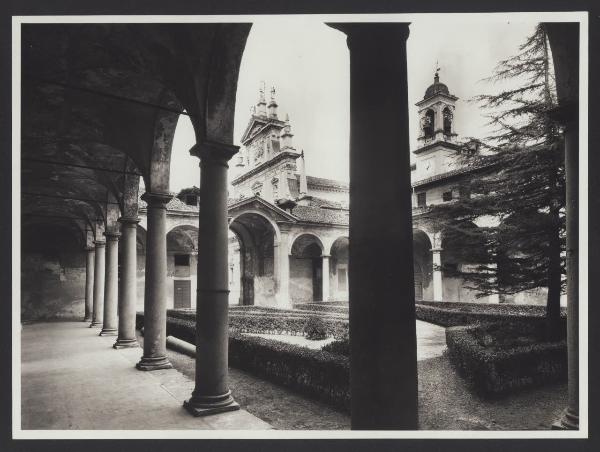 Milano - Certosa di Garegnano. Veduta del chiostro a destra della chiesa.