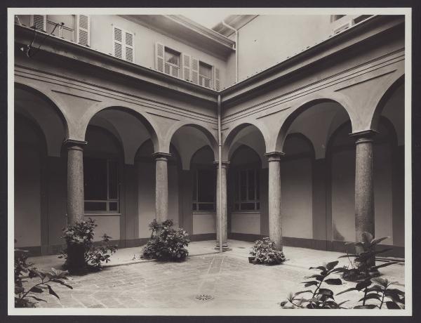 Milano. Interno di palazzo, corte con piante.