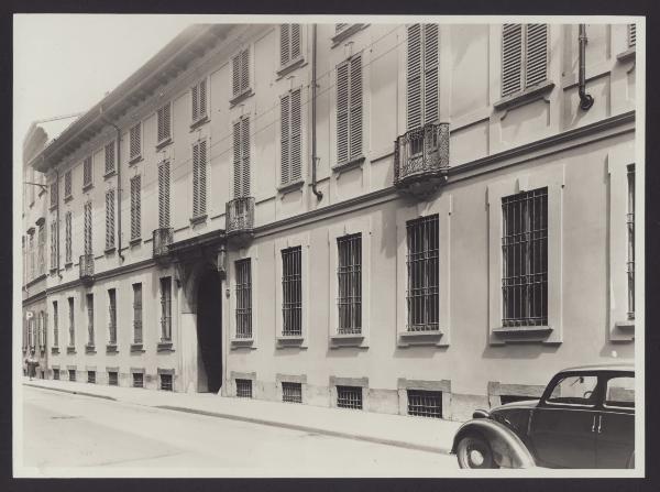 Milano - Palazzo Perego. Veduta di scorcio della facciata.