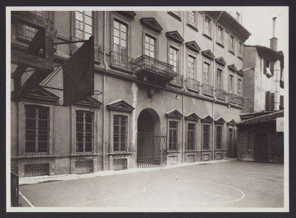 Milano - Palazzo Erba Odescalchi. Facciata posteriore, veduta di scorcio.