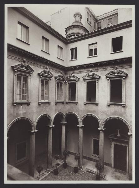 Milano - Palazzo Erba Odescalchi. Veduta del cortile porticato.