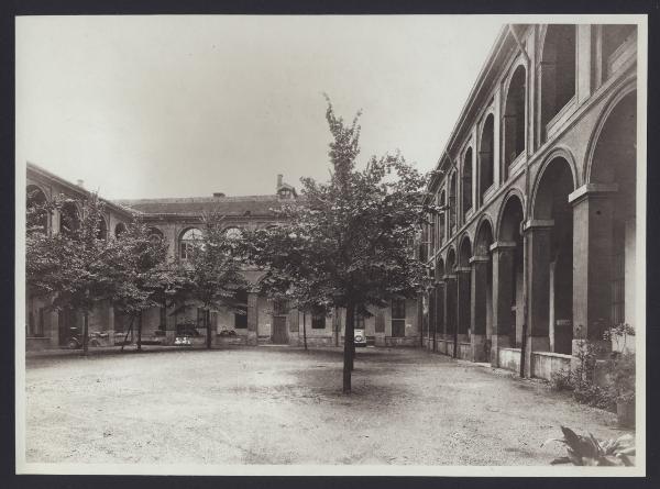 Milano - Corso Magenta n° 63. Veduta della corte interna con alcune macchine d'epoca.