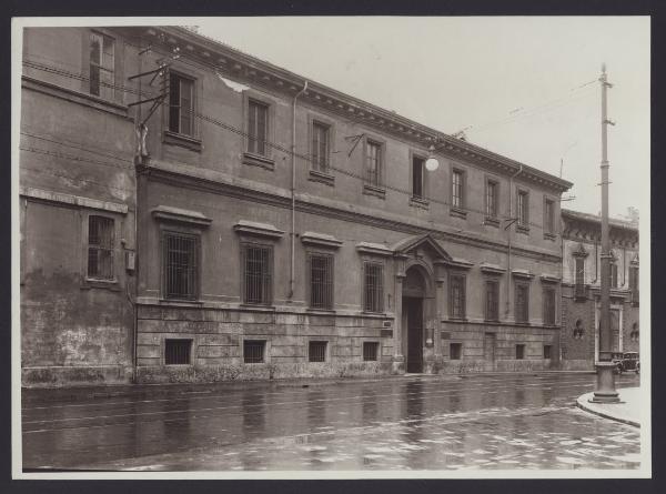 Milano - Corso Magenta n° 63. Veduta di scorcio della facciata del palazzo.