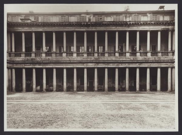 Milano - Palazzo del Senato. Veduta della prima corte interna.