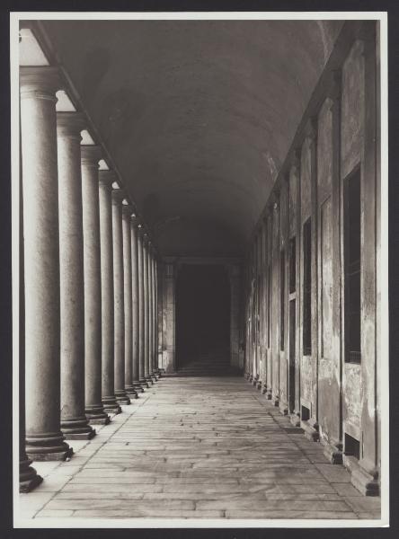 Milano - Palazzo del Senato. Veduta interna di un loggiato.