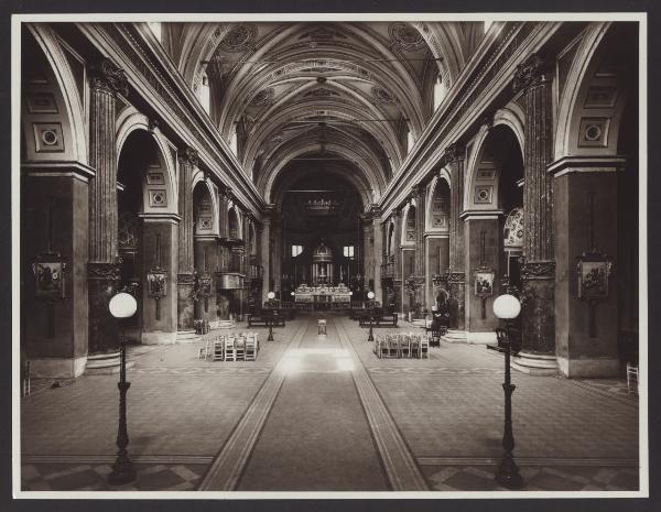 Milano. Interno di una chiesa, navata centrale.