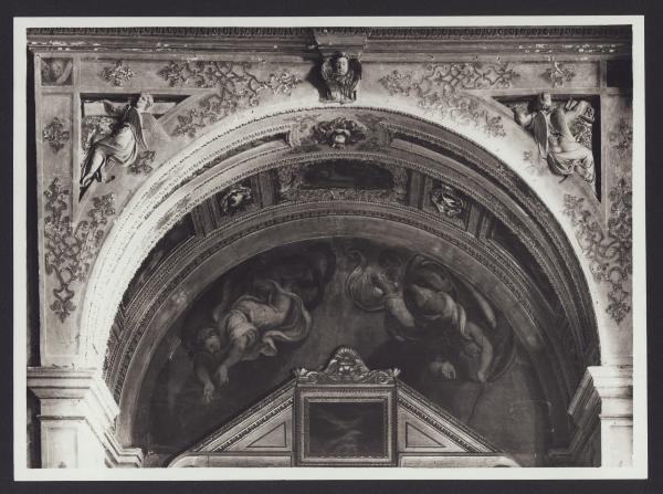 Milano - Chiesa di S. Paolo Converso. Particolare della decorazione pittorica di una cappella.