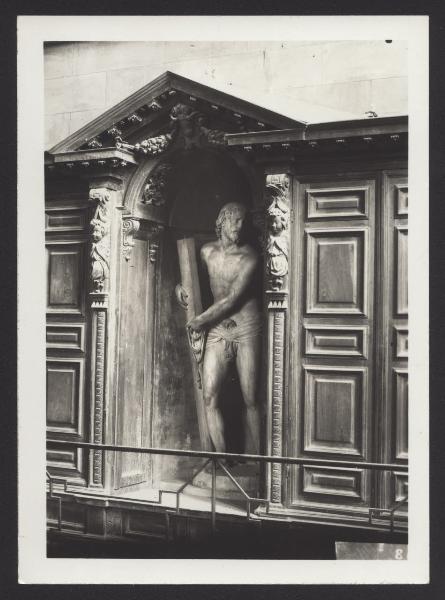 MIlano - Duomo. sacrestia, Antonio da Viggiù, Cristo, statua in marmo entro una nicchia.