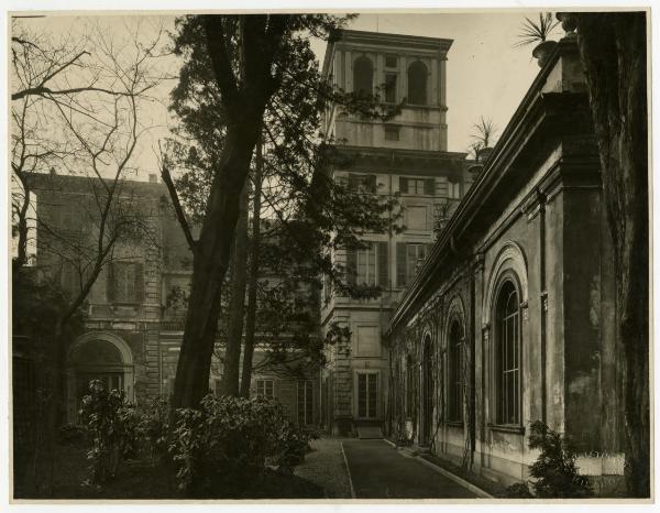 Milano - Palazzo Spinola. Veduta della casa dal giardino interno.