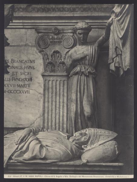 Napoli - Chiesa di S. Angelo a Nilo. Donatello, Michelozzo e Pagno di Lapo Portigiani, monumento funebre del Cardinale Rinaldo Brancaccio, scultura in marmo (Pisa 1426-28).