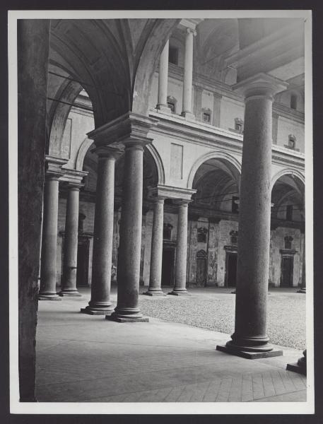 Pavia - Collegio Borromeo. Interno, particolare del cortile.