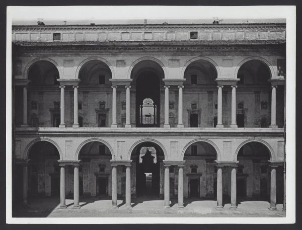 Pavia - Collegio Borromeo. Veduta del loggiato interno al cortile.