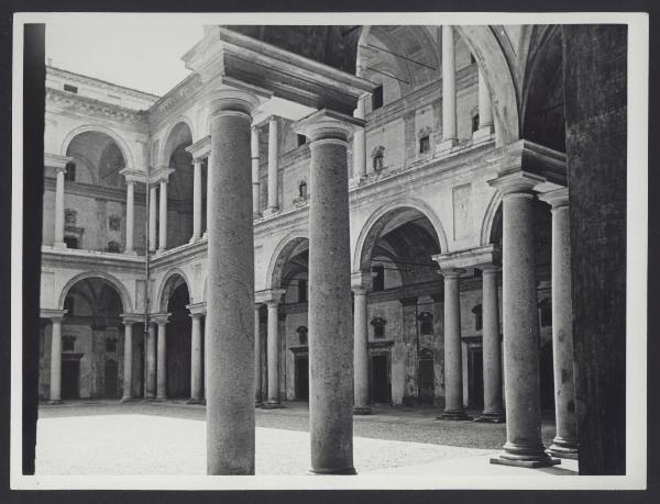 Pavia - Collegio Borromeo. Veduta del loggiato interno al cortile, particolare.