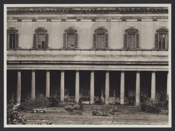 Milano - Palazzo del Senato. Veduta della seconda corte interna, particolare.