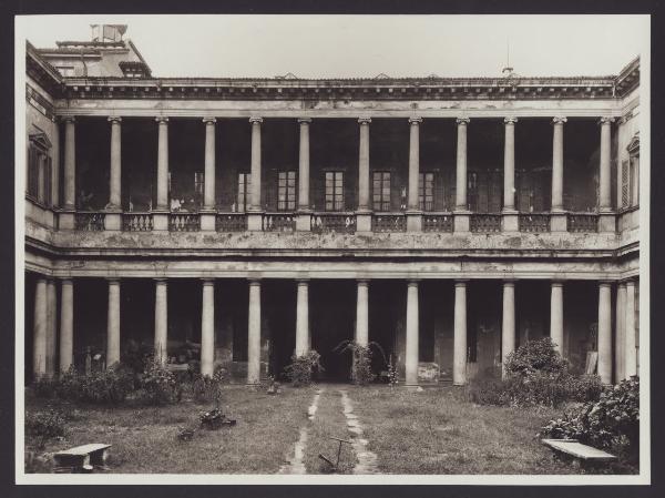 Milano - Palazzo del Senato. Veduta della seconda corte interna in stato di abbandono, particolare.