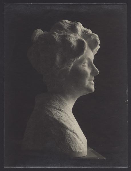 Orazio Grossoni (?), ritratto della signora Amalia Galimena di Malta, profilo, mezzobusto in marmo (1927).