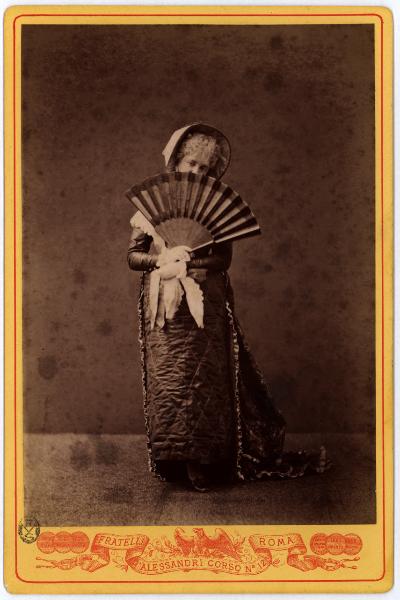 Ritratto femminile - Donna in costume nascosta da un grande ventaglio