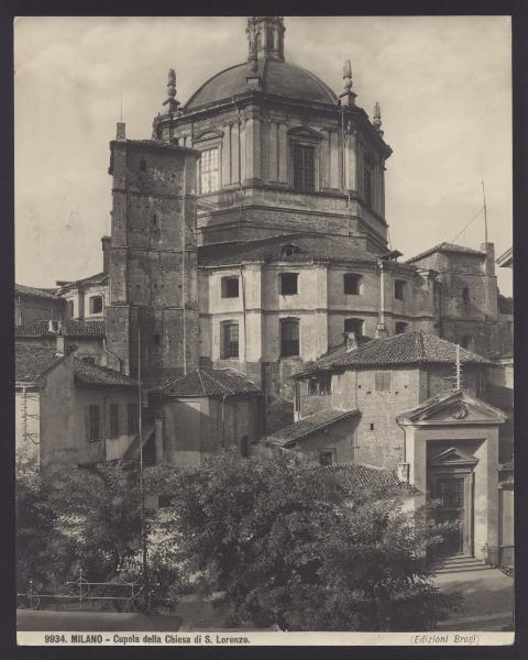 Milano - Basilica di S. Lorenzo Maggiore. Esterno, veduta del complesso dai giardini retrostanti.