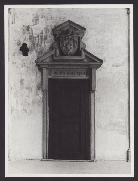 Pavia - Collegio Borromeo. Porta.