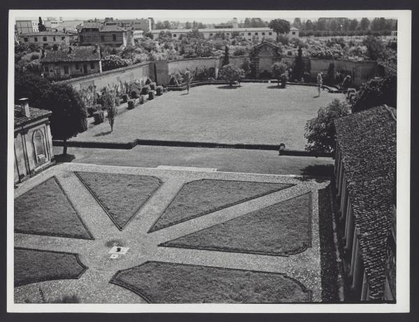 Pavia - Collegio Borromeo. Veduta del giardino all'italiana.