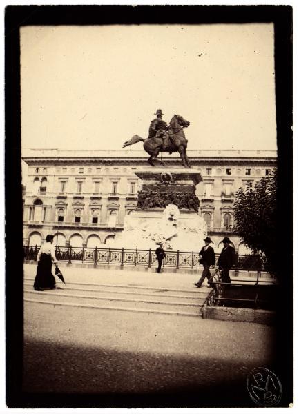 Milano - Piazza del Duomo - Monumento a Vittorio Emanuele II - Veduta animata