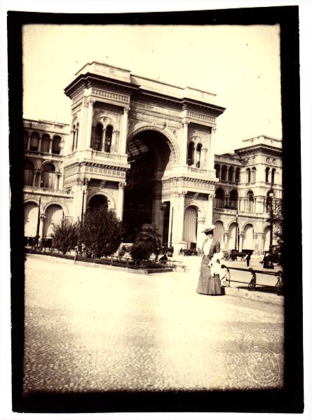 Milano - Piazza del Duomo - Galleria Vittorio Emanuele II - Arco trionfale - Veduta animata