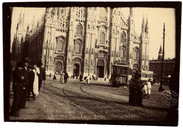 Milano - Piazza del Duomo - Facciata del Duomo e carosello dei tram