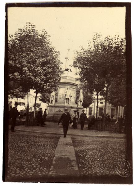 Milano - Piazza della scala - Monumento a Leonardo da Vinci