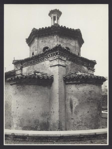 Milano - Cascina Pozzobonelli. Esterno, veduta dell'oratorio triabsidato.