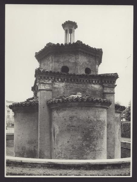 Milano - Cascina Pozzobonelli. Esterno, veduta dell'oratorio triabsidato.